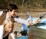 Pour interpréter les gangsters mythiques, Bonnie Parker et Clyde Barrow, Faye Dunaway et Warren Beatty se donneront corps et âme dans ce spectacle de violence et d'amour, jusqu'à un dénouement ma-gni-fique. 