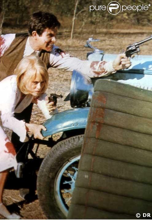 Pour interpréter les gangsters mythiques, Bonnie Parker et Clyde Barrow, Faye Dunaway et Warren Beatty se donneront corps et âme dans ce spectacle de violence et d'amour, jusqu'à un dénouement ma-gni-fique. 