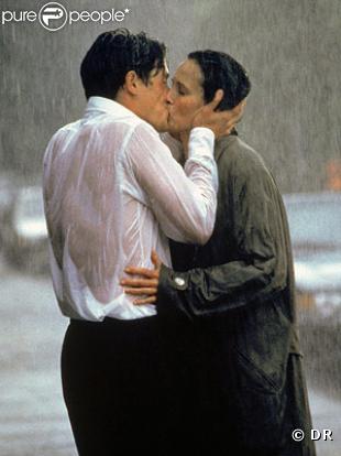 Avec sa carapace de célibataire endurci et gaffeur, Hugh Grant fait tout pour rater l'amour de sa vie. Heureusement qu'il est entouré d'une belle bande de joyeux lurons dans Quatre Mariages et un enterrement.