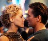 Un flic instable flirte avec une mante religieuse dans Basic Instinct. C'est sulfureux, sexuel même, mais ça lui promet de sérieux ennuis. 