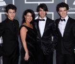 Nick, Joe, Kevin et leur mère : les Jonas Brothers passionnent les foules (plutôt jeunes) et sont... partout !