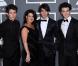 Nick, Joe, Kevin et leur mère : les Jonas Brothers passionnent les foules (plutôt jeunes) et sont... partout !