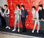 Les Jonas Brothers passionnent les foules (plutôt jeunes) et sont... partout ! D'ailleurs, ils viennent de se dédoubler avec leurs statues de cire chez Mme Tussauds 