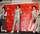 Kevin, Joe et Nick : les Jonas Brothers passionnent les foules (plutôt jeunes) et sont... partout ! Les voici en cire chez Mme Tussauds ! 