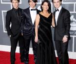 Nick, Joe et Kevin : les Jonas Brothers passionnent les foules (plutôt jeunes) et sont... partout - parfois avec leur mère !