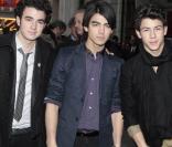 Nick, Joe et Kevin : les Jonas Brothers passionnent les foules (plutôt jeunes) et sont... partout !