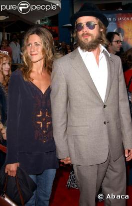 Avec Brad Pitt qu'elle rencontre grâce à son agent en 1997, elle forme un couple hollywoodien de rêve. En 2004, il choisissent la version baba cool...