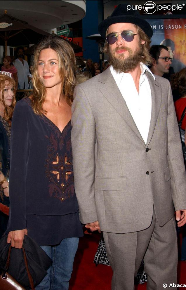 Avec Brad Pitt qu'elle rencontre grâce à son agent en 1997, elle forme un couple hollywoodien de rêve. En 2004, il choisissent la version baba cool... 