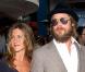 Avec Brad Pitt qu"elle rencontre grâce à son agent en 1997, elle forme un couple hollywoodien de rêve. En 2004, il choisissent la version baba cool... 