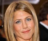 Sur chaque tapis rouge, Jennifer Aniston est resplendissante. En 2006, malgré l'épreuve difficile de la séparation, elle arbore une mine rayonnante. 