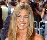 Jennifer Aniston porte une robe originale et sublime en 2006. Avec sa silhouette de rêve et son charme lumineux, elle peut tout se permettre ! 