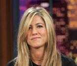 Jennifer Aniston lors de l'émission de Jay Leno en février 2009 : The Tonight Show. Naturellement élégante, elle est une invitée de choix pour l'animateur de la chaîne NBC. 