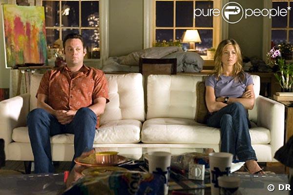 Larguée par Brad Pitt, Jennifer Aniston entame une relation avec Vince Vaughn. Ils joueront ensemble dans La Rupture en 2005 (image du film) 