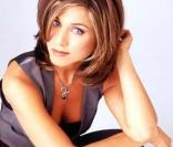 Jennifer Aniston démarre par des séries télé au début des années 90. Avec la série Friends et le personnage de Rachel, elle devient une star et un modèle de brushing ! 