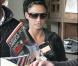 Les aventures de Katie Price, chapitre 6 : panorama des magazines. En 1) elle vérifie si les tabloïds ont parlé d'elle et en 2) elle s'instruit. 