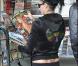 Les aventures de Katie Price, chapitre 6 : se faire suivre par les caméras et les appareils photo, c'est bien, mais Katie préfère vérifier le rendu du travail. C'est pourquoi elle fait une petite revue de presse dans les kiosques.
