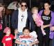 Les aventures de Katie Price, chapitre 1 : l'arrivé à L.A. ! Katie veut conquérir l'Amérique avec toute sa famille : son époux Peter et ses trois enfants. 