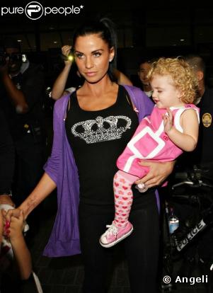 Les aventures de Katie Price, chapitre 1 : l'arrivée à Los Angeles, avec toute la famille ! Ici Katie et sa fille au prénom imprononçable, Princess Tiaamii Crystal Easter.