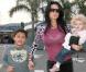 Les péripéties de Katie Price, chapitre 8 : portrait de famille incomplet ! Katie est ici avec son aîné Harvey et sa petite dernière Princess. C'est mignon !  