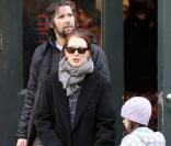Julianne Moore à New York avec sa fille Liv et son époux en arrière-plan. 