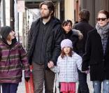 Julianne Moore à New York avec son mari Bart Freundlich et leurs deux enfants (Caleb et Liv). 