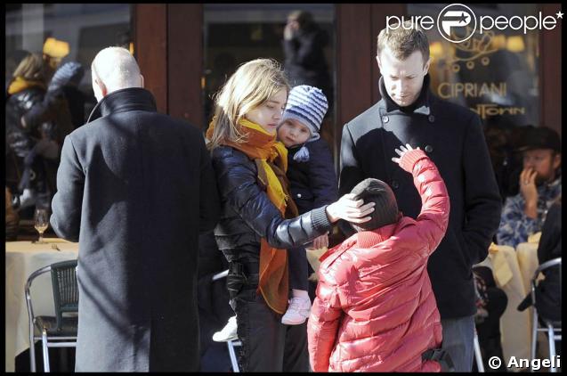 Natalia Vodianova et sa famille... Justin Portman son mari de dos, et leurs deux enfants Lucas et Neva 