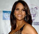 Halle Berry dans un style très... tigresse, qui lui va à ravir... 