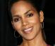 Halle Berry... juste Wa-hou ! Quelles jolies boucles d"oreilles ! 