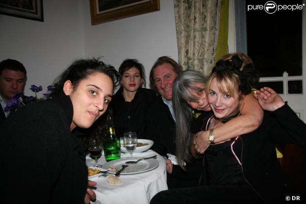 Gerard Depardieu avec ses deux filles Julie et Roxane et sa compagne Clémentine au restaurant de sa copine Sophie Rigon