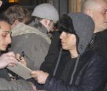 Martin Gore, auteur-compositeur principal du groupe, signant un autographe 