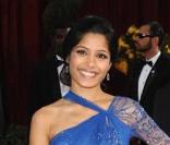 Freida Pinto arrive sur le tapis rouge des 81èmes Oscar 
