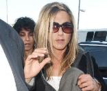 Jennifer Aniston a quitté Los Angeles hier pour arriver à Paris aujourd'hui afin de faire la promo de Marley & Moi (ici à l'aéroport de LA)