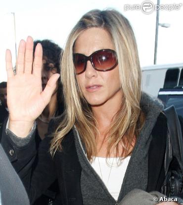Jennifer Aniston a quitté Los Angeles hier pour arriver à Paris aujourd'hui afin de faire la promo de Marley & Moi (ici à l'aéroport de LA) 