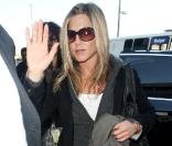 Jennifer Aniston a quitté Los Angeles hier pour arriver à Paris aujourd'hui afin de faire la promo de Marley & Moi (ici à l'aéroport de LA)