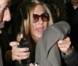 Jennifer Aniston quitte L.A. pour rejoindre la France... et elle ne laisse pas les américains indifférents ! Ceux-ci ont du mal à la laisser partir !