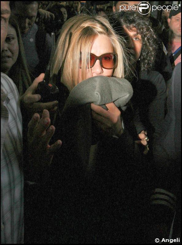 Jennifer Aniston quitte L.A. pour rejoindre la France... et elle ne laisse pas les américains indifférents ! Ceux-ci ont du mal à la laisser partir !