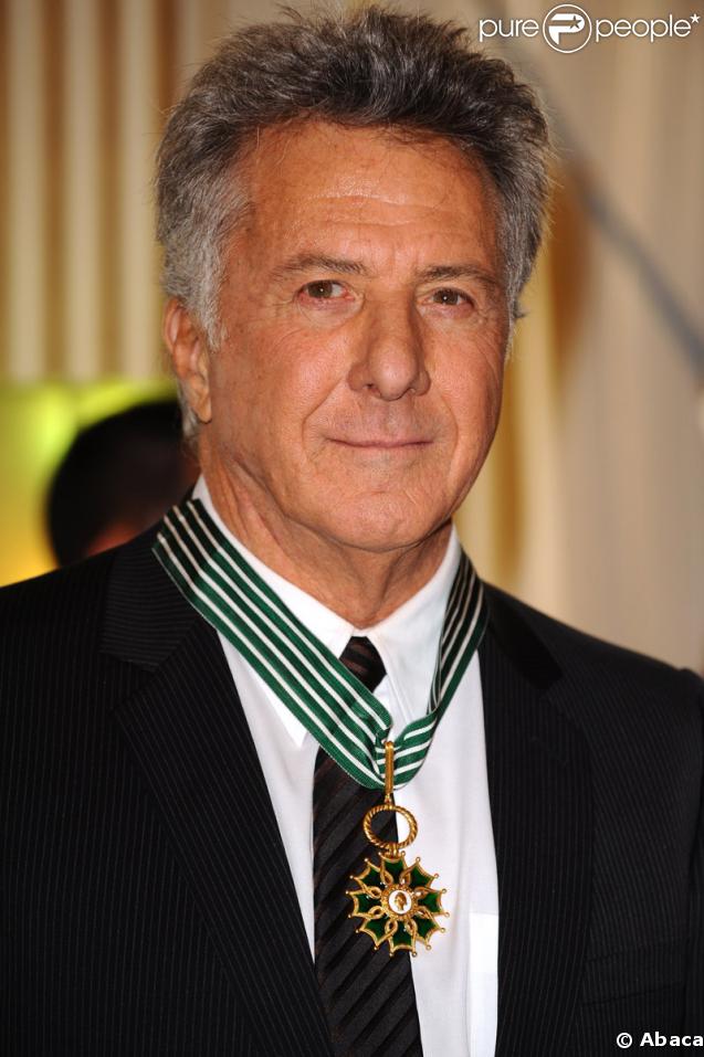 Dustin Hoffman reçoit l'insigne de commandeur  des Arts et des Lettres au Ministère de la Culture à Paris le 26 février 2009 