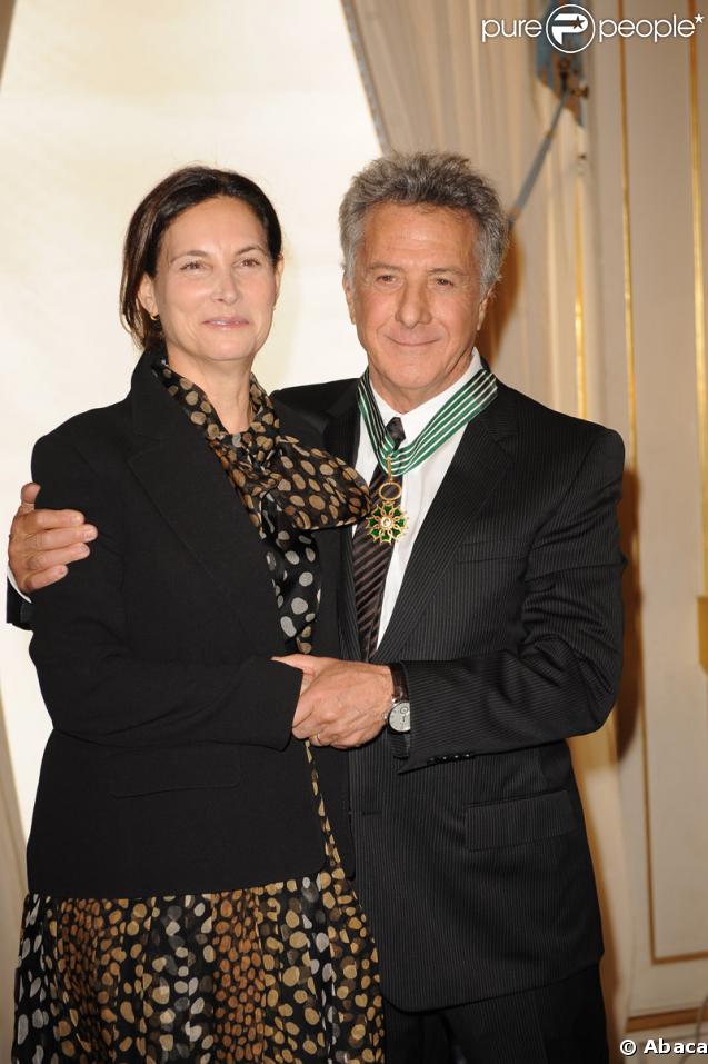 Dustin Hoffman, accompagné de sa femme, reçoit l'insigne de commandeur  des Arts et des Lettres au Ministère de la Culture à Paris le 26 février 2009 