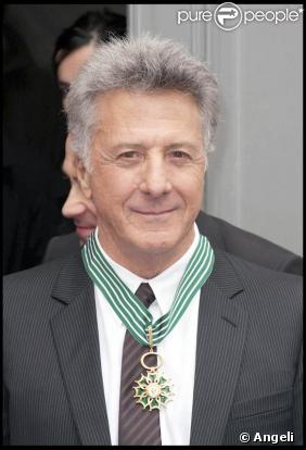 Dustin Hoffman reçoit l'insigne de commandeur des Arts et des Lettres au Ministère de la Culture à Paris le 26 février 2009