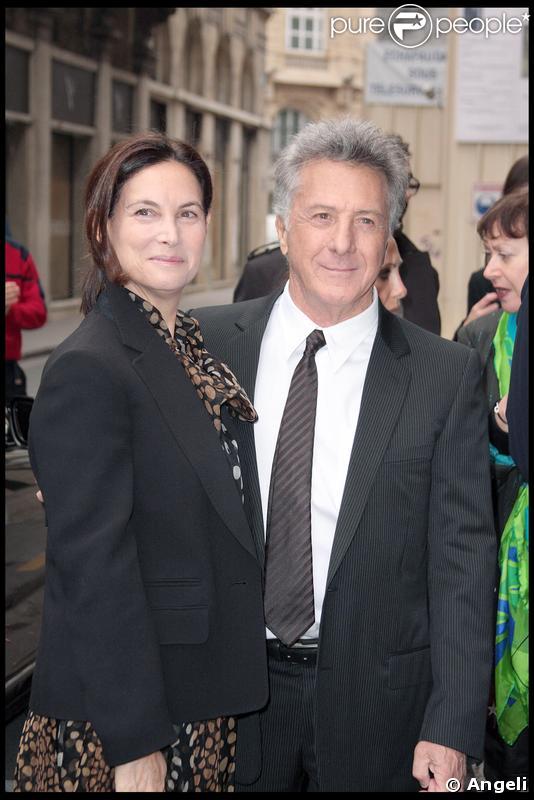Dustin Hoffman, accompagné de sa femme, reçoit l'insigne de commandeur des Arts et des Lettres au Ministère de la Culture à Paris le 26 février 2009