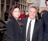 Dustin Hoffman, accompagné de sa femme, reçoit l'insigne de commandeur des Arts et des Lettres au Ministère de la Culture à Paris le 26 février 2009