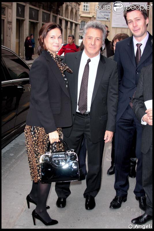 Dustin Hoffman, accompagné de sa femme, reçoit l'insigne de commandeur des Arts et des Lettres au Ministère de la Culture à Paris le 26 février 2009