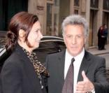 Dustin Hoffman, accompagné de sa femme, reçoit l'insigne de commandeur des Arts et des Lettres au Ministère de la Culture à Paris le 26 février 2009