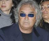Elisabetta Gregoraci a tous les atouts pour redonner le sourire à son mari Flavio Briatore, qui s'ennuie dans le public du défilé Scervino. Et à nous aussi !
