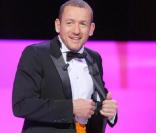Et Dany Boon arriva en veste de smoking, pantalon de jogging orange et chaussons blancs...