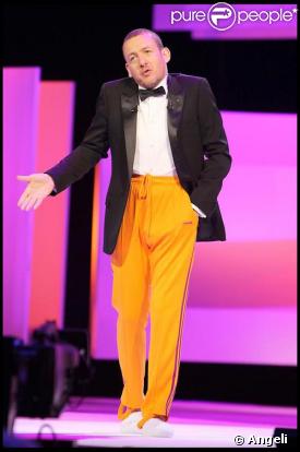 Et Dany Boon arriva en veste de smoking, pantalon de jogging orange et chaussons blancs...