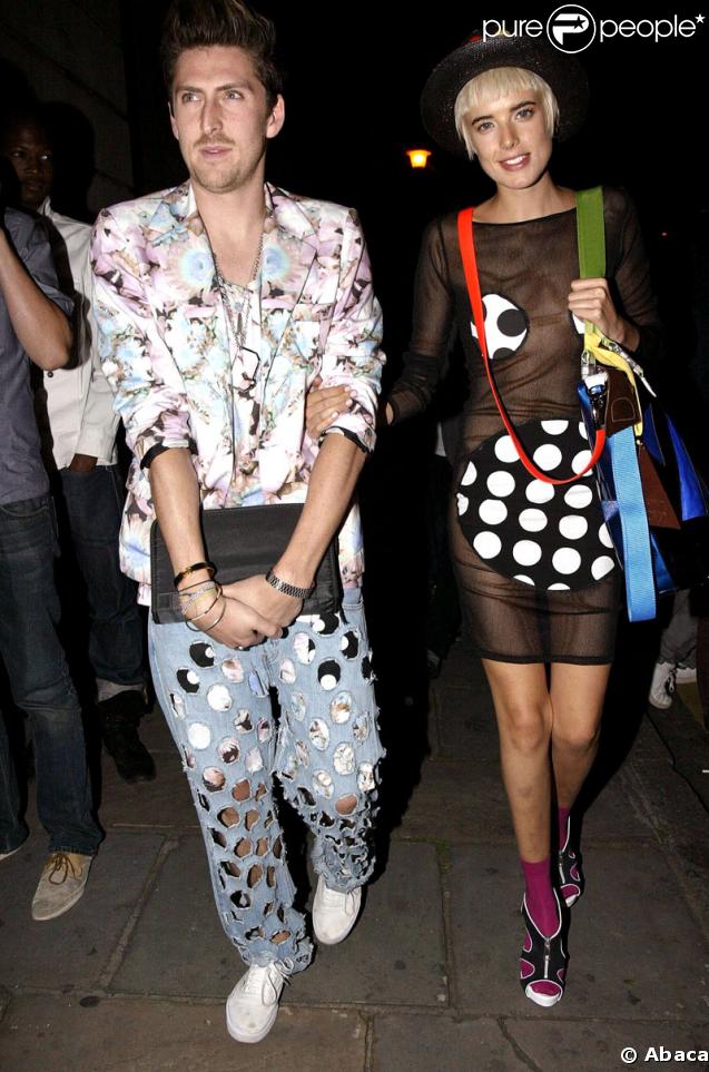 Agyness Deyn avec une robe signée Henry Holland, pose avec... Henry Holland ! 