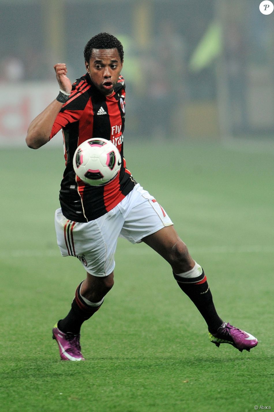 Robinho lors d'un match du Milan AC contre l'Inter le 2 avril 2011. Le 23 novembre 2017, le footballeur brésilien a été reconnu coupable de viol en réunion et condamné à neuf ans de prison.