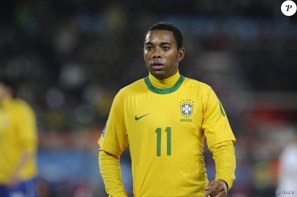 Robinho lors de Brésil-Chili à la Coupe du monde 2010. Le 23 novembre 2017, le footballeur brésilien a été reconnu coupable de viol en réunion et condamné à neuf ans de prison.