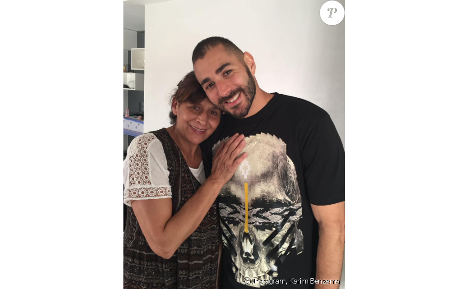 Karim Benzema pose avec sa maman sur Instagram.